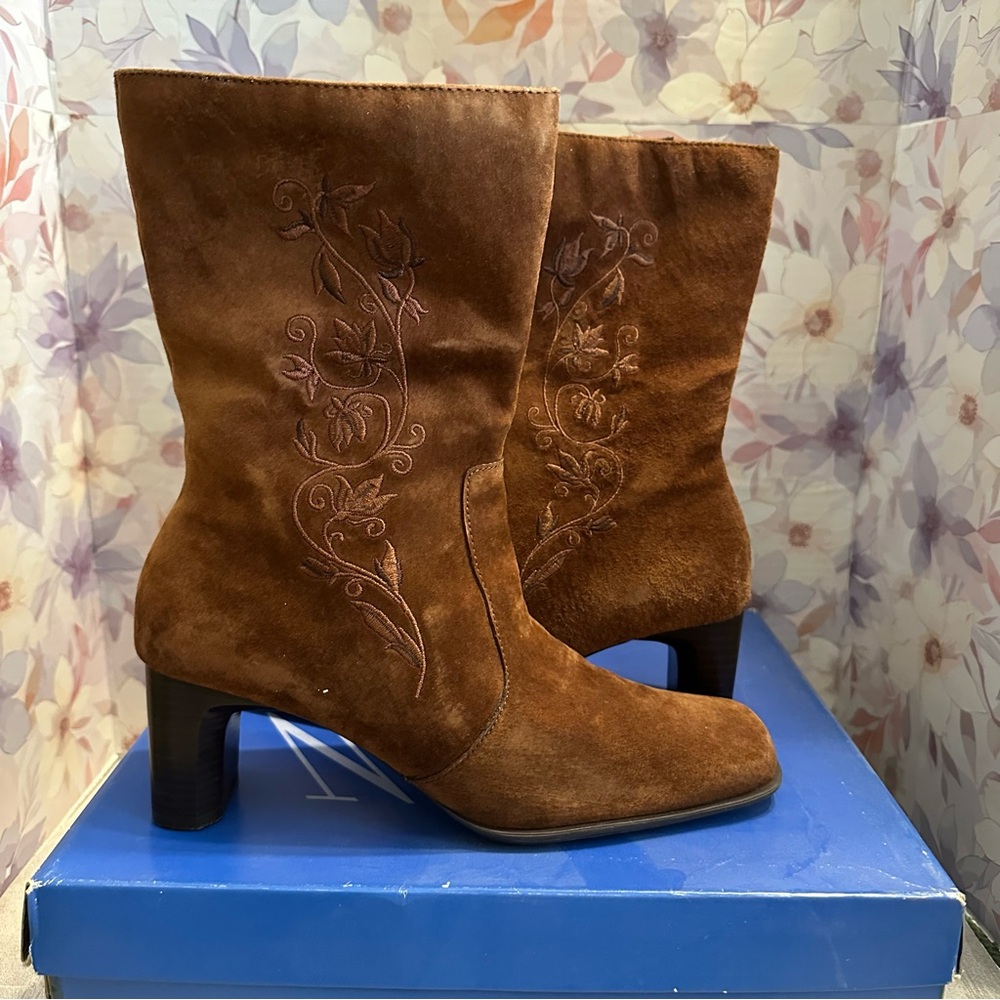 White Mountain Lauren Brown Suede Embroidered Women's Boots Size 8.5M